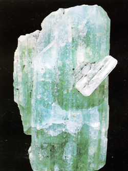 Cristal d'aigue-marine (21x11 cm).
Brésil. Collections du Musée national
de Prague.