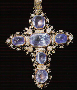 Petite croix ornée de saphirs - partie de la couronne de saint Wenceslas (1387). Les joyaux de Bohême, Prague.